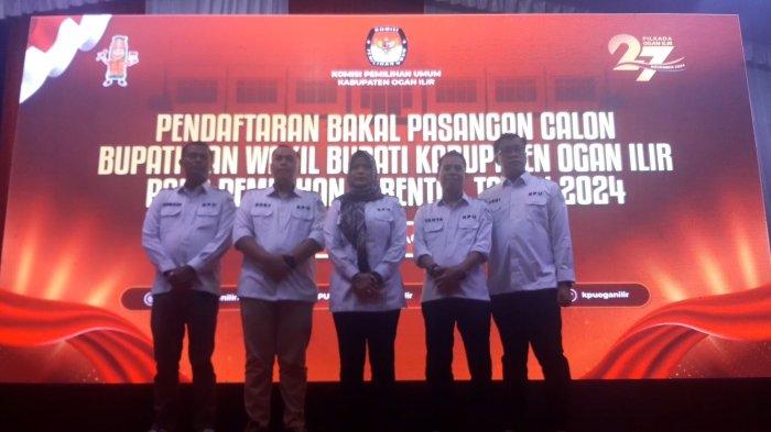 Ketua dan anggota KPU Ogan Ilir saat memberikan keterangan kepada awak media, Jumat (30/8/2024) dinihari.