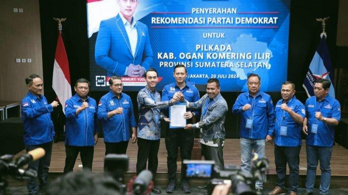 Ketua umum DPP Partai Demokrat, Agus Harimurti Yudhoyono saat memberikan rekomendasi bagi bakal pasangan calon Bupati dan Wakil Bupati Ogan Komering Ilir yaitu H. Muchendi Mahzareki SE, M.Si - Supriyanto.