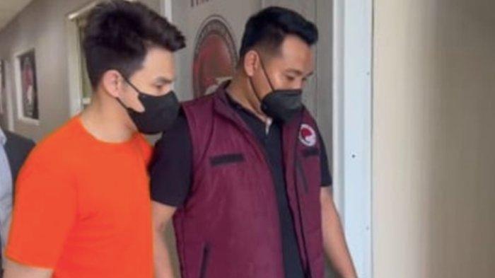KEUNTUNGAN FANTASTIS IJONK - Ijonk saat ditangkap polisi. Keuntungan Fantastis Jonathan Frizzy Jual Cairan Etomidate Sampai Jutaan, Rela Seludupkan demi Cuan