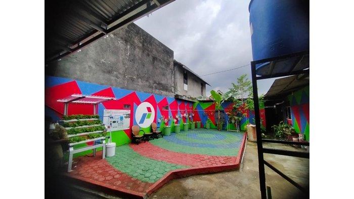 Di Jalan Asia, Kelurahan Plaju Ulu, Kilang Pertamina Plaju hadir dengan program Tanggung Jawab Sosial & Lingkungan (TJSL) Kampung Pangan Inovatif.