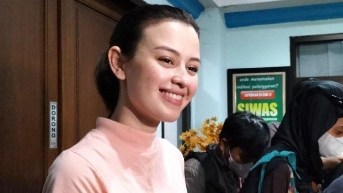 KEDEKATAN BAIM KIMBERLY - Kimberly Ryder ditemui di Pengadilan Agama Jakarta Pusat, Rabu (14/8/2024). Ungkap status hubungan dengan Baim Wong, Kimberly Ryder bocorkan kedekatan dengan Kiano dan Kenzo
