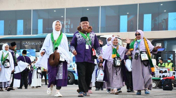 JEMAAH CALON HAJI- Kloter 4 diberangkatkan dari Bandara SMB II Palembang menuju Madinah pada Rabu (7/5/2025) pagi, dengan menggunakan pesawat Saudi Arabia Airlines SV 5409.