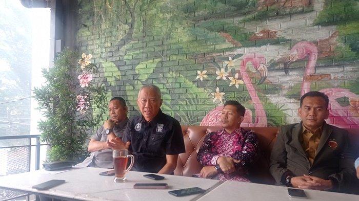Komisaris PT SOM Asfan Fikri Sanap didampingi Direktur Marketing H Hendriansyah, Dirtek Indrayadi, Kuasa Hukum SFC Agus Mirantawan SH memberikan penjelasan terkait saham perusahaan pengelola klub Sriwjaya FC di Kafe Monte Palembang, Rabu (31/10/2023).