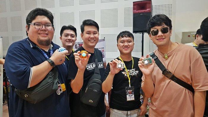 Komunitas Digimon Indonesia (DIGI-IN) dan Frans Sanjaya melakukan pertarungan Digivice Color di event Jakarta Toys and Comics Fair, pada Februari 2025.