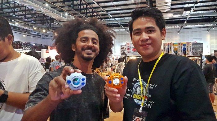 Komunitas Digimon Indonesia (DIGI-IN) dan Ikram Rizal (Ikram Afro) melakukan pertarungan Digivice Color di event Jakarta Toys and Comics Fair pada Februari 2025.
