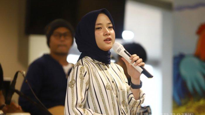 NISSA AYUS MENIKAH -- Grup musik religi Sabyan yang beranggotakan Nissa (vokalis), Ayus (kibor), Kamal (gendang), Tebe (biola), dan Sofwan saat peluncuran album berjudul Bismillah di Jakarta, Jumat (3/5/2019).. Kondisi Pernikahan Ayus dan Nissa Sabayan Disorot, Jaga Jarak saat Ketahuan Bareng