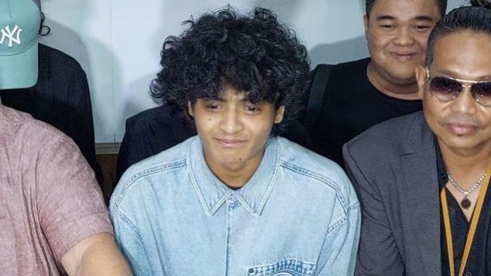 VADEL RAJIN IBADAH - Vadel Badjideh ungkap fakta soal anak Nikita Mirzani, Lolly saat ditemui pada Sabtu (14/12/2025). Kondisi Vadel Badjideh berubah drastis sejak mendekam di Bui, lebih bersih dan rajin ibadah.