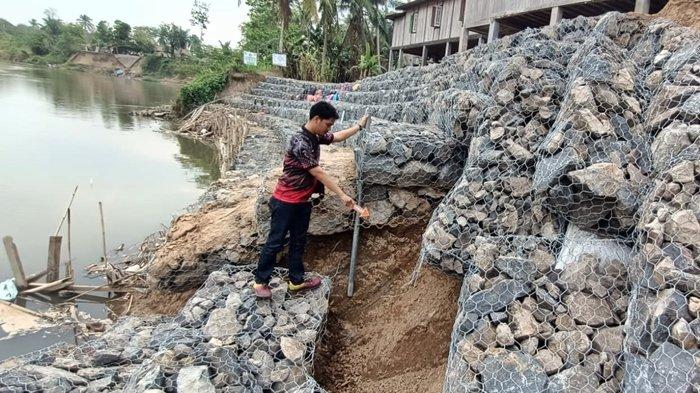 Kondisi bronjong yang longsor di pinggir Sungai Ogan, Desa Kedondong Longsor, Kecamatan Peninjauan, Kabupaten Ogan Komering Ulu, Senin (6/11/2023) sore.