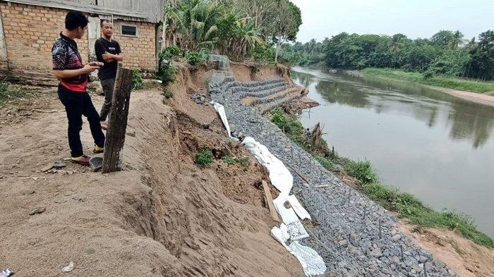 Kondisi bronjong yang longsor di pinggir Sungai Ogan, Desa Kedondong Longsor, Kecamatan Peninjauan, Kabupaten Ogan Komering Ulu, Senin (6/11/2023) sore.