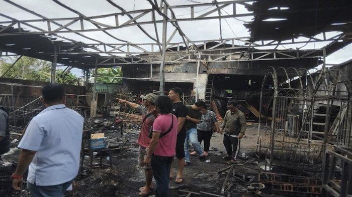 Kondisi gudang dekorasi pernikahan di Jalan Residen Abdul Rozak, Rabu (10/1/2024).