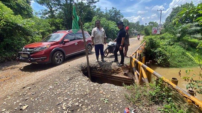 Kondisi jembatan Sungai Baung di jalur alternatif PALI-Musirawas terdapat lubang yang menganga dan membahayakan pengendara.