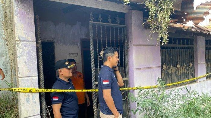 Kondisi rumah ditemukannya kerangka ibu dan anak, tempat mereka tinggal pun sangat tidak terawat. Warna cat dinding sudah pudar dan halamannya sudah dipenuhi rumput liar.