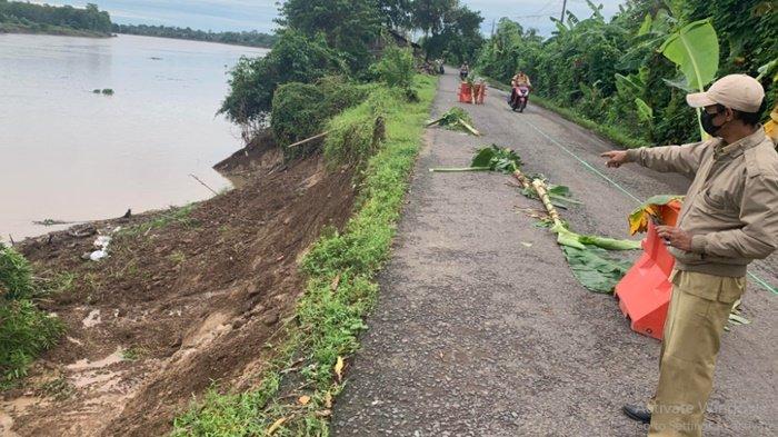 Kondisi tanah longsor yang berada di Jalan Merdeka Kelurahan Balai Agung, Sekayu, Kabupaten Muba, Selasa (9/7/2024).