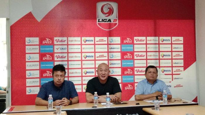 CEO PT Digi Sport Asia Anggoro Prajesta, Owner Alexander Rusli PT Digi Spor Asia, beserta Faisal Mursyid, sekretaris PT SOM, menggelar konfrensi pers bersama awak media dan 3 perwakilan para suporter Sriwijaya FC.