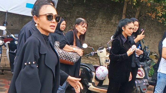 BERDUKA KEHILANGAN MANAJER - Penyanyi Yuni Shara dan Kris Dayanti mengantar jenazah Selby Anwar dimakamkan di TPU Pondok Benda, Pamulang, Tangerang Selatan, Selasa (4/2/2025). Selby Anwar adalah manajer Kris Dayanti, yang juga teman semasa kuliah Yuni Shara.