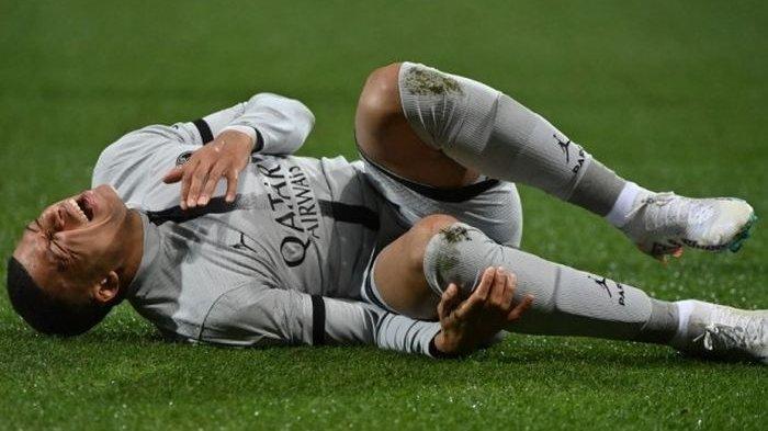 Kylian Mbappe meringis kesakitan usai dilanggar pemain Montpellier dalam lanjutan Liga Prancis 2022-2023.