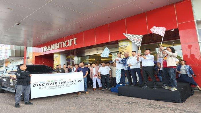 LEPAS TIM JELAJAH KOPI SUMSEL - Gubernur Sumatera Selatan (Sumsel) Herman Deru melepas Tim Jelajah Kopi saat Kick Off Kadin Sumsel Expo ke tiga di Transmart - Palembang City Center (PCC), Kamis (8/5/2025).