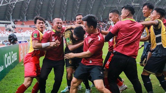 LUAPKAN KEMENANGAN - Momen skuat Sriwijaya FC meluapkan kemenangan usai mengalahkan PSMS Medan 1-0 babak playoff degradasi Pegadaian Liga 2 2024/25 di Stadion Gelora Sriwijaya Jakabaring Palembang, Senin (10/2/2025). Manajemen Sriwijaya FC berharap musim depan bisa dibantu gubernur, dan ada sponsor yang membantu.