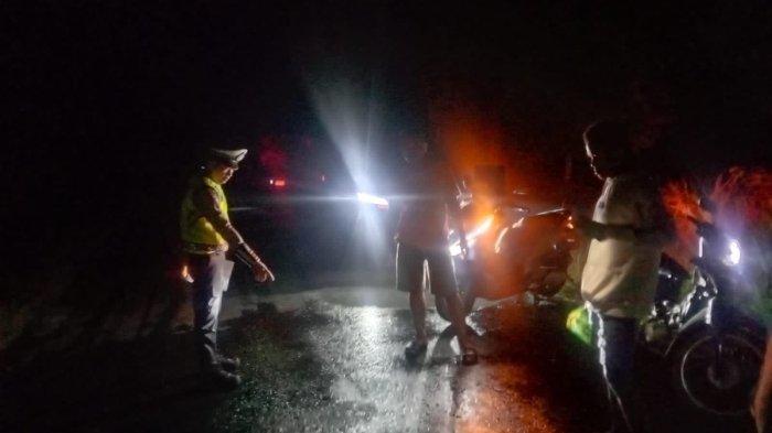 Personel Satlantas Polres Musi Rawas, ketika melakukan olah TKP lakalantas maut di Jalan Utama Desa R Rejosari Kecamatan Purwodadi, Musi Rawas, Minggu (14/7/2024).
