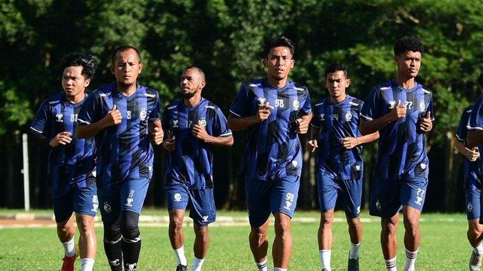 Skuad tim Sriwijaya FC menjalani latihan di Stadion Heroik Kopassus Grup 1 Serang Banten, Rabu (10/1/2024).
