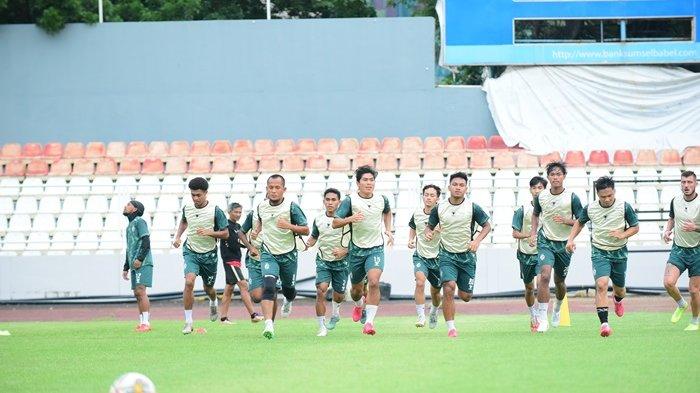 Skuad Tim Sriwijaya FC memulai latihan kembali di Stadion Bumi Sriwijaya Palembang, Selasa (5/12/2023) sore.