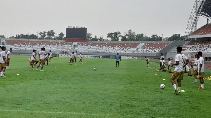 Para punggawa Sriwijaya FC melakukan latihan terakhir jelang laga menghadapi Persiraja Banda Aceh, di Stadion Gelora Sriwijaya Jakabaring Palembang, Minggu (12/11/2023).