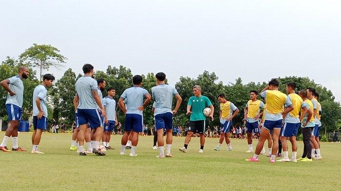 Latihan Sriwijaya FC di Jasdam II Sriwijaya, Stadion Letjent Harun Kohar, terlihat Pelatih Hendri Susilo memberikan arahan strategi kepada anak asuhnya. pada Senin (9/12/2024).