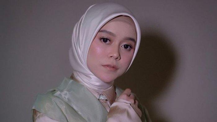 IZINKAN BAWAKAN LAGUNYA - Lesty Kejora saat momen 100 Beautiful Women 2020 versi Top Beauty World. Kini Lesti Kejora masih diizinkan Yoni Dores bawakan lagunya usai dilaporkan ke polisi.