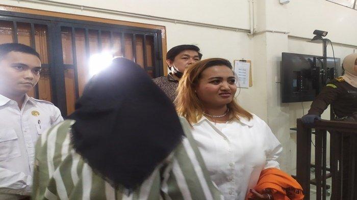 Terdakwa kasus UU ITE Lina Mukherjee divonis 2 tahun penjara dan denda Rp 250 juta subsider 3 bulan penjara, Selasa (19/9/2023)