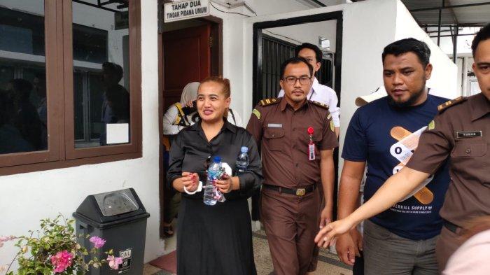 Lina mukherjee saat di ruang tahap dua tindak pidana umum Kejari dan akan dibawa ke lapas Perempuan Palembang.