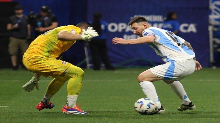 Lionel Messi mengecoh kiper Kanada dalam matchday pertama Grup A Copa America 2024 antara Argentina vs Kanada di Mercedes-Benz Stadium, Atlanta, Jumat (21/6/2024) pagi WIB.