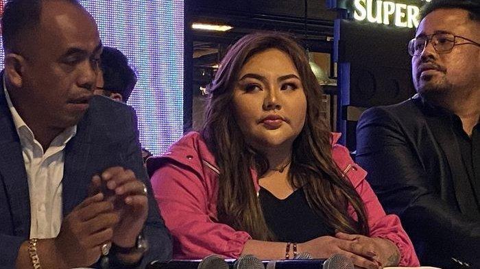KONPRES LISA MARIANA - Lisa Mariana menggelar konferensi pers tentang hubungannya dengan RIdwan Kamil pada Jumat (11/4/2025). Ayah biologis anaknya mendadak muncul, Lisa Mariana akui takut soal hasil DNA