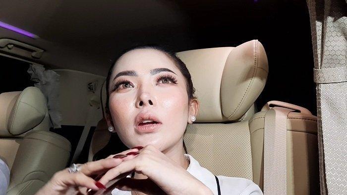 AYU AULIA BONGKAR - Ayu Aulia di Polda Metro Jaya, Jakarta Selatan, Rabu (21/7/2021). Lisa Mariana dicap bohong, Ayu Aulia bakal bongkar bukti