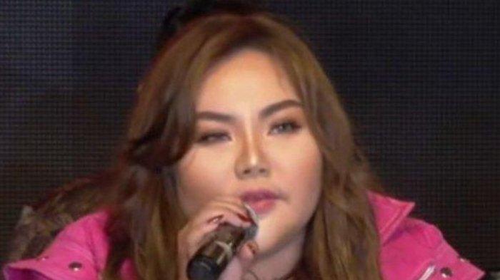 LISA MARIANA BANTAH - Potret Lisa Mariana saat melakukan konferensi pers beberapa waktu lalu terkait isu hubungannya dengan Ridwan Kamil. Kini Lisa menanggapi pengakuan Revelino yang mengaku ayah biologis dari anaknya.