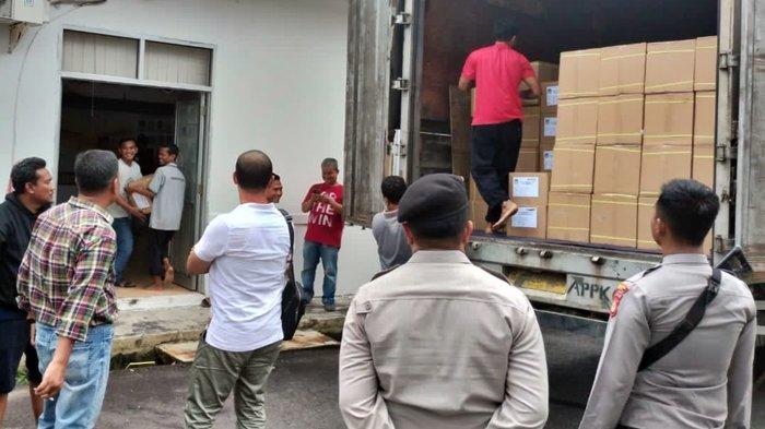 Logistik surat suara daftar calon presiden dan wakil presiden (Capres dan Cawapres) telah disimpan di gudang yang terletak di Jalan Letnan Marzuki Jahri, Kayuagung.