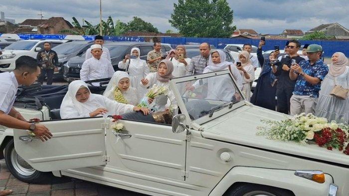 RESMI MENIKAH - Megawati datang ke lokasi akad nikah dengan mobil.volkswagen putih. Atlet voli Indonesia akhrinya resmi menikah yang digelar di Provinsi Jawa Timur, Jumat (4/7/2025).