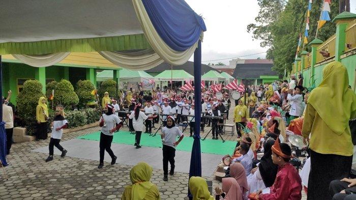 MIN 1 Muara Enim menggelar Karya Project Penguatan Profil Pelajar Pancasila (P5) dan Profil Pelajar Rahmatan Lil Alamin (PPRA) di halaman MIN 1 Muara Enim.