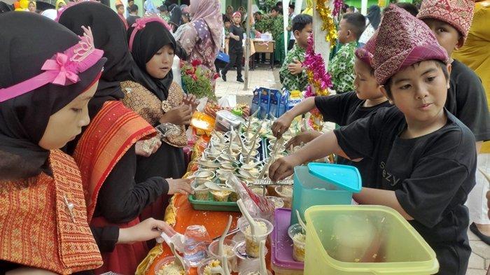 MIN 1 Muara Enim menggelar Karya Project Penguatan Profil Pelajar Pancasila (P5) dan Profil Pelajar Rahmatan Lil Alamin (PPRA) di halaman MIN 1 Muara Enim.