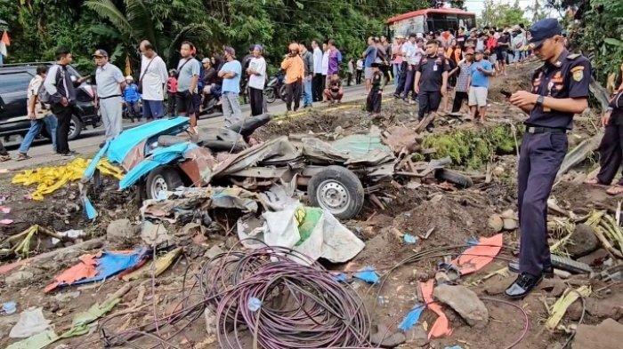 MOBIL ANGKOT REMUK : Penampakan mobil angkot yang mengalami kecelakaan dengan truk dump pengangkut pasir di Jalan Provinsi Magelang–Purworejo, tepatnya di wilayah Desa Kalijambe, Kecamatan Bener, Kabupaten Purworejo, Jawa Tengah, pada Rabu (7/5/2025) sekitar pukul 11.00 WIB.