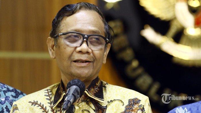 MAHFUD BONGKAR BOBROK - Menteri Koordinator Bidang Politik Hukum dan Keamanan Mahfud MD (tengah) memberikan keterangan pers terkait RUU Perampasan Aset Hasil Tindak Pidana di Jakarta, Jumat (14/4/2023). Kini Mahfud bongkar betapa bobroknya hukum di Indonesia.