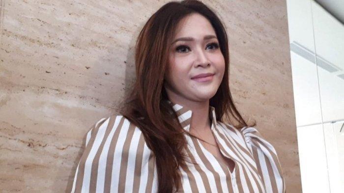 KONSEP PERNIKAHAN AL GHAZALI - Maia Estianty saat ditemui dalam jumpa pers Indonesian Idol Junior 2018 di MNC Studios, Kebon Jeruk, Jakarta Barat, Selasa (28/8/2018). Maia Estianty Kuak Alasan Pernikahan Al Ghazali dan Alyssa Daguise Dilakukan Secara Intim.