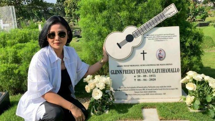Mutia Ayu ngamuk makam Glenn Fredly sempat rusak ulah fans.