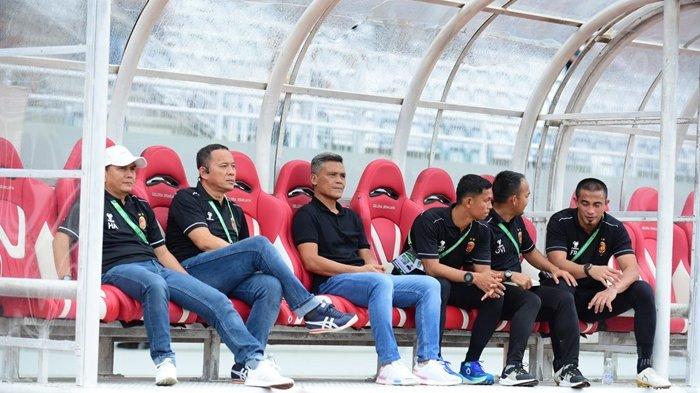 Manajer Tim Sriwijaya FC Hendriansyah, Dirtek Indrayadi, Coach Hendri Susilo dan staf pelatih di bench menyaksikan persiapan laga SFC vs PSDS Deli Serdang di Stadion Gelora Sriwijaya Jakabaring Palembang, Minggu (19/11/2023).