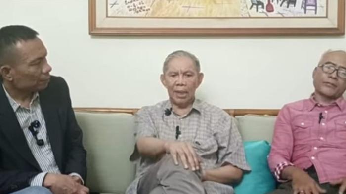 POLEMIK IJAZAH- Mantan Rektor Universitas Gajah Mada (UGM) Prof. Sofian Effendi saat diwawancarai Rismon Sianipar dalam channel Langkah Update. Prof Sofian menyebut bahwa skripsi Jokowi tidak pernah mendapatkan pengesahan