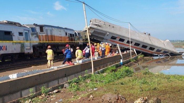 Kereta Api Turangga relasi Surabaya Gubeng – Bandung dan Commuterline Bandung Raya di km 181+700 petak jalan antara Stasiun Haurpugur – Stasiun Cicalengka pada Jumat (5/1/2024) pukul 06.03 WIB.
