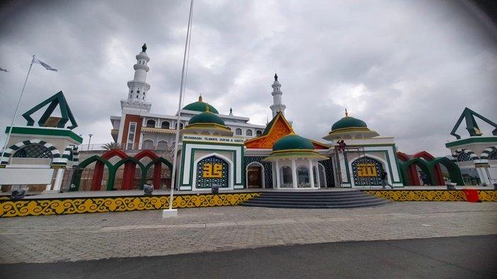 Masjid Agung Baitul Makmur menjadi kebanggaan masyarakat Terempa menjadi ikon baru sekaligus wisata religi di Kabupaten Kepulauan Anambas Kepri