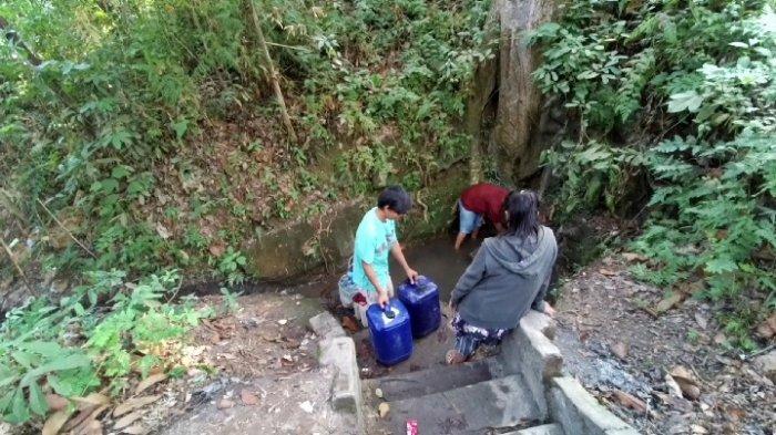 Mata Air Pipa di Desa Sinar Dewa, Kecamatan Talang Ubi, Kabupaten PALI, Sumatera Selatan. Warga menyebut air di mata air ini bisa langsung diminum tanpa harus dimasak.