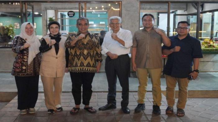 Pasangan bakal calon Gubernur dan Wakil Gubernur Sumsel, Mawardi Yahya- RA Anita Noeringhati (Matahati) bersama Ketua DPD Gerindra Sumsel Kartika Sandra Desi saat silahturahmi ke Sekjen DPP Gerindra Ahmad Muzani di Jakarta, Senin (16/7/2024) malam.