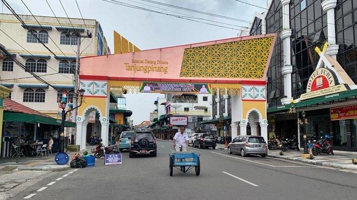 Melayu Square yang disebut sebagai wisata kuliner legendaris Tanjungpinang mulai ramai dikunjungi menjelang sore hingga malam hari.