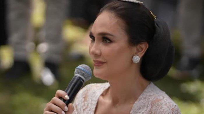 LUNA MAYA SUNGKEMAN - Tangkapan layar YouTube TS Media. Menikah di Usia 41 Tahun, Begini Pesan Haru Luna Maya saat Bersimpuh di Hadapan Ibunya